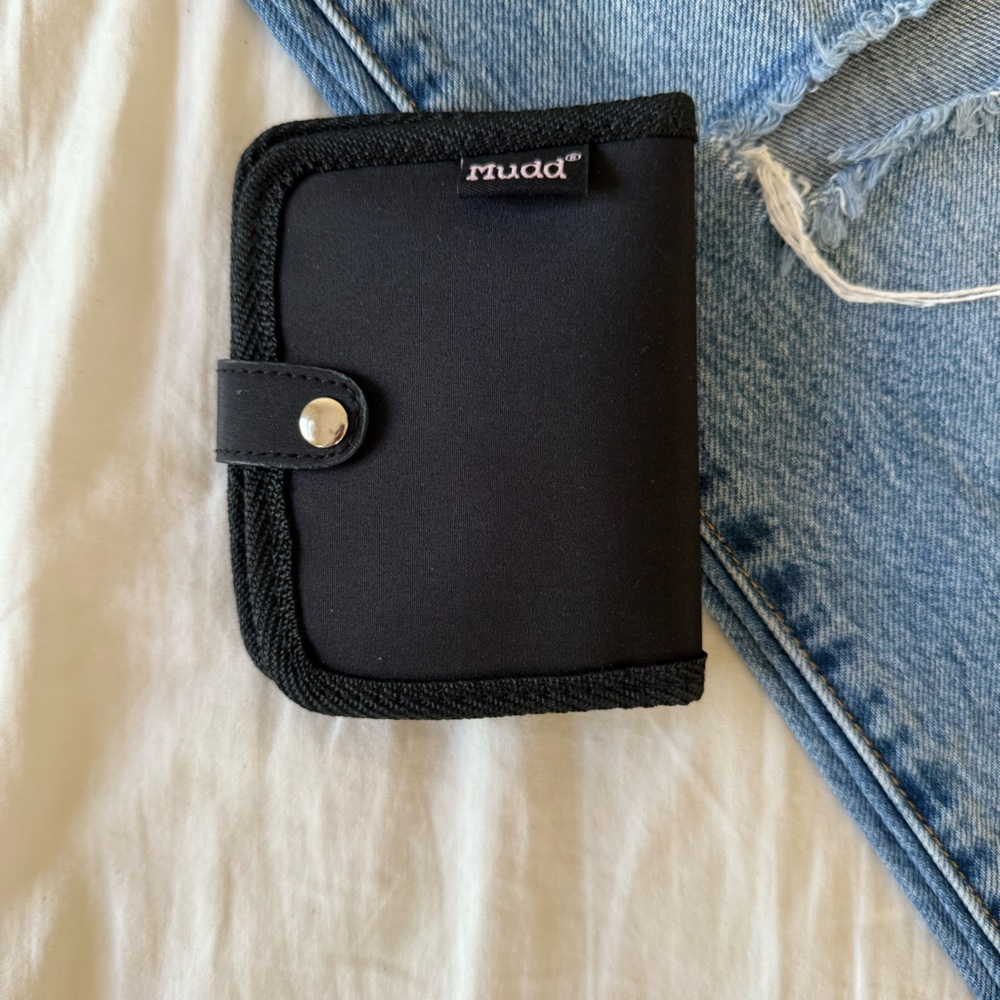 Mudd Black Compact Wallet‎